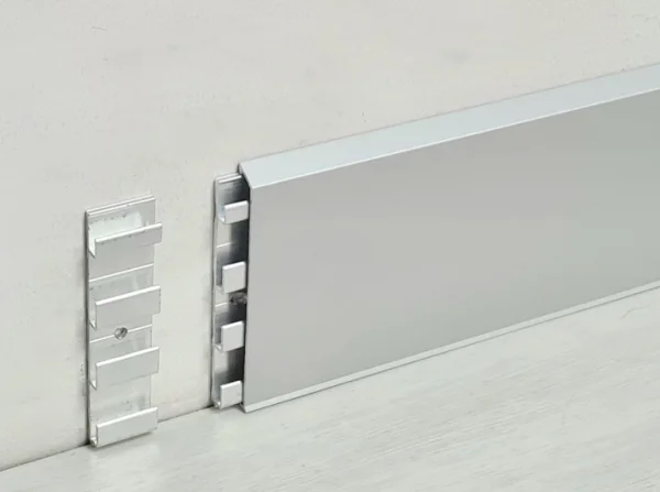 Алюминиевый плинтус Fezard Кабельный ALP-С70 Алюминий 70*10*2500 мм в Саратове