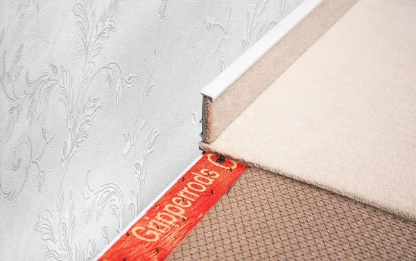 Плинтус для ковролина Korner Listwa 100 Белый 2,5м (50мм) в Саратове