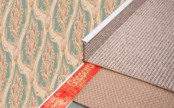 Плинтус для ковролина Korner Listwa 106 Светло-серый 2,5м (50мм) в Саратове