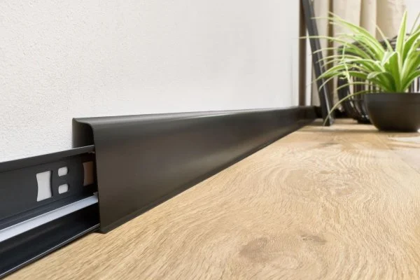 Плинтус пластиковый Arbiton INDO70 220 Чёрный матовый 2.5 м в Саратове