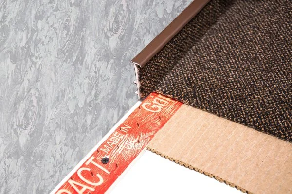 Плинтус для ковролина Korner Listwa 105 Темно-коричневый 2,5м (50мм) в Саратове