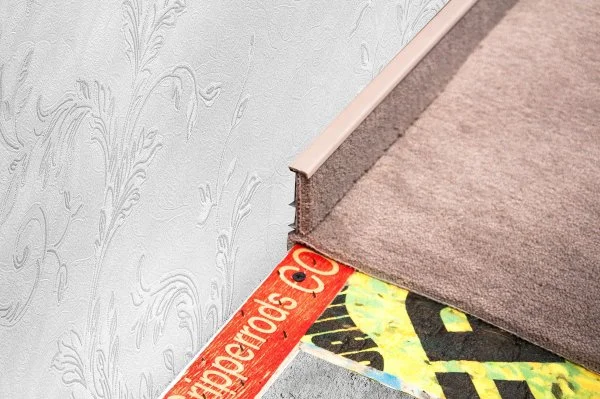 Плинтус для ковролина Korner Listwa 102 Беж 2,5м (50мм) в Саратове