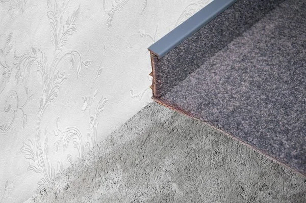 Плинтус для ковролина Korner Listwa 108 Графит 2,5м (50мм) в Саратове