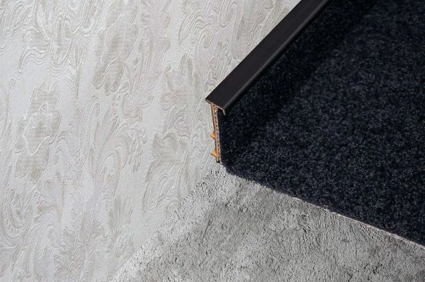 Плинтус для ковролина Korner Listwa 109 Черный 2,5м (50мм) в Саратове